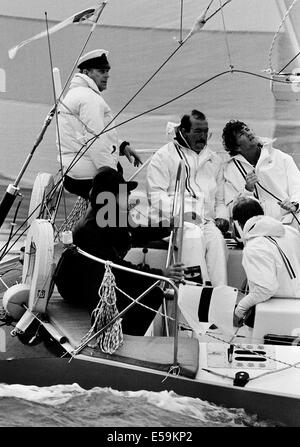 AJAXNETPHOTO. AUGUST 1985. COWES, ENGLAND-DUKE SIEHT, WIE DER ACTION-HRH PRINZ PHILIP THE DUKE OF EDINBURGH HOCH OBEN IN DEN STERN-BLÄTTERN VON OWEN AISHER'S YEOMAN SIX ZU BEGINN DES BRITANNIA CUP-RENNENS THRONT. FOTO;JONATHAN EASTLAND/AJAX REF:860308 Stockfoto