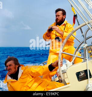 FASTNET RACE-PETER BLAKE AM STEUER UND ROBIN KNOX-JOHNSTON (GBR) AUF LOOK-OUT ON YACHT CONDOR. FOTO: JONATHAN EASTLAND/AJAX Stockfoto