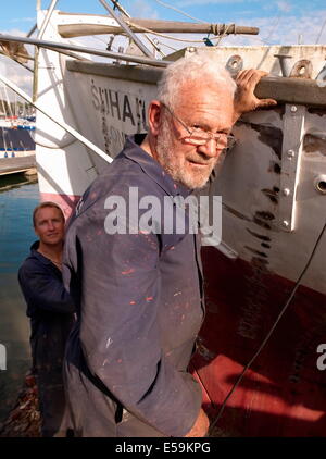 AJAXNETPHOTO - 1. NOVEMBER 2011. BURSLEDON, ENGLAND - RENNEN ZUR REFIT-YACHT - (L-R) IAN MITCHELL UND SIR ROBIN KNOX JOHNSTON CBE,RD+BAR, RÜSTEN SIR ROBIN'S VETERAN SOLO RUND UM DIE WELT-YACHT SUHAILI FÜR DEN THAMES DIAMOND RIVER WETTBEWERB 2012 UM. - SIEHE KOPIE. FOTO: JONATHAN EASTLAND//AJAX REF:GR110103 13080 Stockfoto