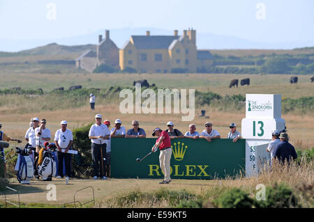 Porthcawl, Wales, UK. 24. Juli 2014. Derzeitige Vorsitzende Bernhard Langer Abschlag am 13. während Tag eins von The Senior Open Golfturnier im The Royal Porthcawl Golf Club in South Wales heute Nachmittag. Bildnachweis: Phil Rees/Alamy Live-Nachrichten Stockfoto