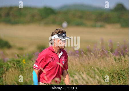 Porthcawl, Wales, UK. 24. Juli 2014. Derzeitige Leiter Bernhard Langer geht weg von der 13. Abschlag bei Tag eins von The Senior Open Golfturnier im The Royal Porthcawl Golf Club in South Wales heute Nachmittag. Bildnachweis: Phil Rees/Alamy Live-Nachrichten Stockfoto