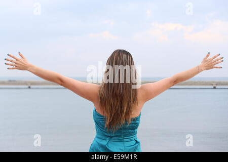 Frau wieder mit offenen Armen Stockfoto