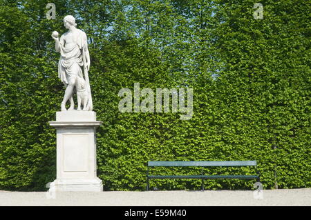 Parkbank mit Skulptur Stockfoto