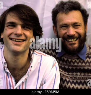 AJAXNETPHOTO - 1986. IPSWICH, ENGLAND. - MULTIHULL-MATROSEN - (L-R), BERNARD GALLEY (FR) UND ROBIN KNOX-JOHNSTON (GB), DIE ROBINS NEUEN KATAMARAN SEA FALCON IM ZWEIHÄNDIGEN TRANSATLANTISCHEN RENNEN VON PLYMOUTH AUS ANTRETEN WERDEN. FOTO:JONATHAN EASTLAND/AJAX REF:HDD/PEO/RKJ Stockfoto