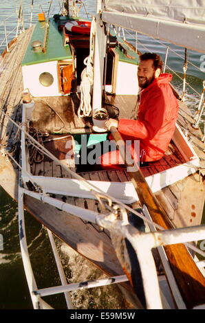 AJAXNETPHOTO - 1976. SOLENT, ENGLAND - GOLDEN GLOBE RENNSIEGER 1968/1969, ROBIN KNOX-JOHNSTON (GBR) SEGELT AUF SEINER YACHT SUHAILI. FOTO: JONATHAN EASTLAND / AJAX REF:HDD/YA/PEO/76 Stockfoto