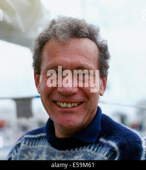 AJAXNETPHOTO - 4. JUNI 1988.PLYMOUTH, ENGLAND- OSTAR 1988-C-STAR 1988-ROBIN KNOX-JOHNSTON (GBR) SKIPPER VON SUHAILI KURZ VOR DEM START. FOTO : JONATHAN EASTLAND / AJAX REF:HDD/PEO/RKJ Stockfoto