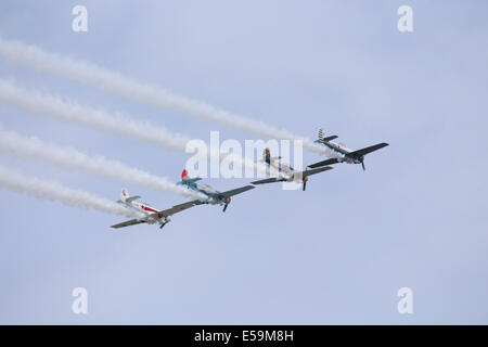 Die "Aerostars" Kunstflugstaffel Höchstleistungen 2014 Flugzeuge Farnborough Airshow in YAK-50. Stockfoto