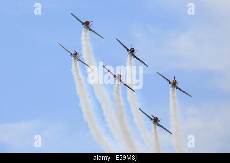 Die "Aerostars" Kunstflugstaffel Höchstleistungen 2014 Flugzeuge Farnborough Airshow in YAK-50. Stockfoto