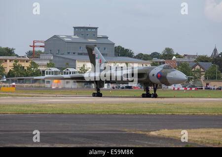 2014 Farnborough Air Show - Acro Vulcan XH558 Bomber auf der Piste Stockfoto