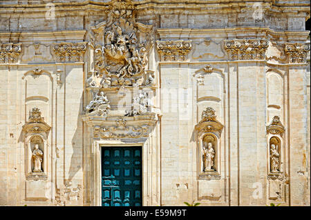 Italien Apulien Itria-Tal Martina Franca Detail der Fassade der Basilika von St. Martin mit Skulpturengruppe über der Tür Stockfoto