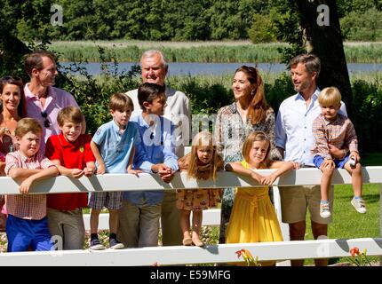 Mitglieder des dänischen Königshauses, (L-R) Prinzessin Marie, Prinz Christian, Prinz Joachim, Prinz Felix, Prinz Henrik, Prinz Nikolei, Prinz Henrik, Prinzessin Josephine, Kronprinzessin Mary, Prinzessin Isabella, Joachim Kronprinz und Prinz Vincent besuchen eine Foto-Session für die Presse bei Grasten Palast, Dänemark, 24. Juli 2014. RPE/Albert Nieboer/Niederlande, / - kein Draht-Dienst - Stockfoto