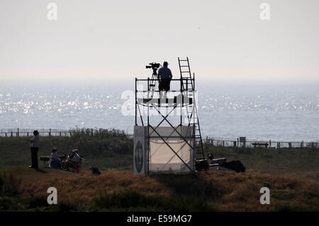 Porthcawl, Wales, UK. 24. Juli 2014. TV-Kameramann dabei Aussicht auf das Meer bei Tag eins von The Senior Open Golfturnier im The Royal Porthcawl Golf Club in South Wales heute Nachmittag. Bildnachweis: Phil Rees/Alamy Live-Nachrichten Stockfoto