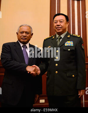 Jakarta, Indonesien. 24. Juli 2014. Indonesische Defense Minister Purnomo Yugisantoro (L) trifft sich mit dem Besuch der chinesischen allgemeine Fan Changlong, der auch stellvertretender Vorsitzender der zentralen Militärkommission Chinas in Jakarta, der Hauptstadt von Indonesien, 24. Juli 2014. Beide Seiten hatten einen intensiven Austausch von Ansichten über die bilateralen Beziehungen und andere Fragen von gemeinsamem Interesse. © He Xinye/Xinhua/Alamy Live-Nachrichten Stockfoto