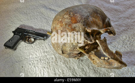 Bild von: Jules Annan Bild zeigt: Walther PPK Hand Pistole mit der Schädel bleibt eines ehemaligen Ustacha Miliz - Black Legion Offiziers, zusammengeschlagen und dann ausgeführt mit seinem eigenen PPK, zeigt der Eintrag Loch und den Weg der Kugel Datum hätte; 07.08.2014 Stockfoto