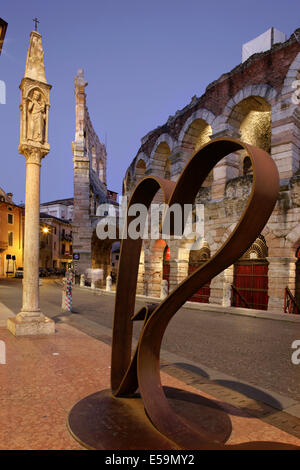 Moderne Herzform Skulptur in Piazza Bra in der Nähe von Roman Arena, Verona, Italien. Stockfoto