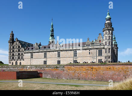 Das Renaissance-Schloss Kronborg in Elsinore (Helsingør), Dänemark, gesehen vom Strand an einem sonnigen Sommertag. Stockfoto