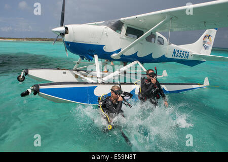 Taucher geben Sie Wasser aus dem Wasserflugzeug. Stockfoto