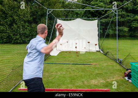 Coconut Shy, Withyham Village Fete, Sussex, England Stockfoto