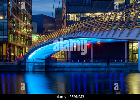 Die Medienstadt Fußgängerbrücke und Medienstadt Uk, Salford Quays, Manchester, England Stockfoto