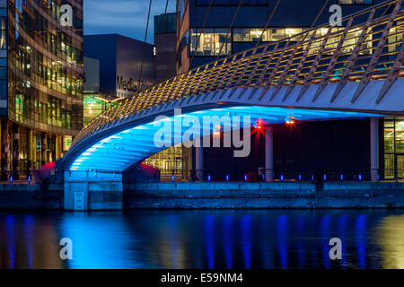 Die Medienstadt Fußgängerbrücke und Medienstadt Uk, Salford Quays, Manchester, England Stockfoto