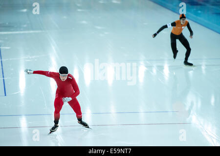 Sverre Lunde Pedersen (NOR) und Jorrit Bergsma (NED) in der Männer 5000 m Eisschnelllauf bei den Olympischen Winterspielen an den Start, Stockfoto