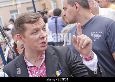 Kiew, Ukraine. 24. Juli 2014. 24. Juli: Mitglied des Parlaments Oleg Lyashko hat eine Rede während der Rechtsparteien Aktivisten Rallye vor der Kiewer Verwaltungsgericht, die Anhörung am Verbot der kommunistischen Partei der Ukraine Credit beginnt: Sergii Kharchenko/NurPhoto/ZUMA Draht/Alamy Live News Stockfoto