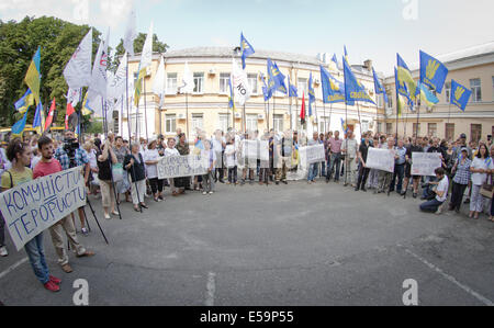 Kiew, Ukraine. 24. Juli 2014. 24. Juli: Nationalistische Parteiaktivisten Streikposten der Kiewer Verwaltungsgericht, die Anhörung am Verbot der kommunistischen Partei der Ukraine Credit beginnt: Sergii Kharchenko/NurPhoto/ZUMA Draht/Alamy Live News Stockfoto