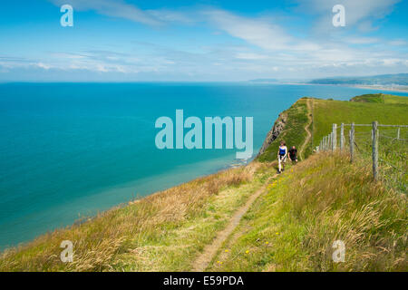Wanderer auf der West Coast Path in der Nähe von Borth, Ceredigion, Wales. Stockfoto