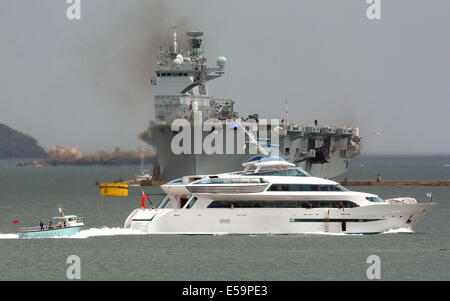 Die neue Yacht, die Zugehörigkeit zu der Aga Khan "Alamshar" Segel vorbei HMS Ocean in Plymouth Sound, Devon, UK Stockfoto