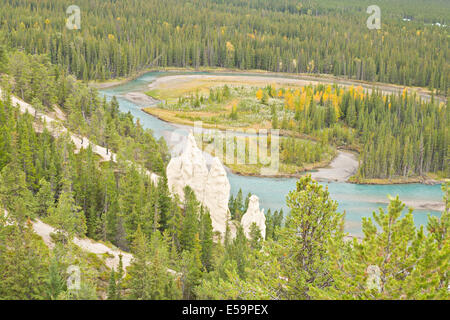 Natürliche Felsformation genannt Hoodoos außerhalb Banff Alberta mit Bow River im Hintergrund Stockfoto