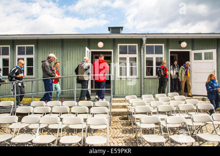 Mauthausen, Österreich-Mai 10, 2014:people und touristischen Besuchen in den Baracken Häftlinge im Lager Mauthausen an einem bewölkten Tag Stockfoto