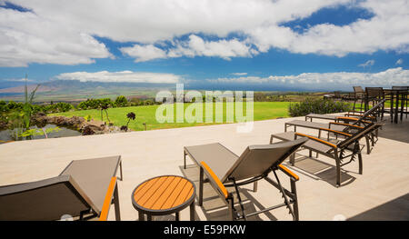 Deck-Terrasse mit Liegestühlen und Blick auf den Garten auf Luxus Anwesen nach Hause