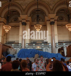 Liverpool, Vereinigtes Königreich. 24. Juli 2014. Oma Riesen schlafen innen Str. Georges Hall, Liverpool am letzten Abend vor ihr zu Fuß im Zentrum von Liverpool. Die Riesen zurück nach Liverpool und sind die Schaffung von französischen Straße Theatergruppe "Royal de Luxe". Es ist Großmutter Giants UK premier. Die Riesen sind Geschichten von Verwandten zum 100 Jahre Jubiläum des Beginns der Weltkrieg I. © Paul Quayle/Alamy Live-Nachrichten in "Erinnerungen an August 1914" durchführen. Stockfoto