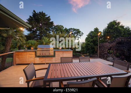 Hinterhof-Terrasse mit Grill und Esstisch auf deck Stockfoto