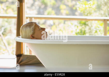 Frau in der Badewanne entspannen Stockfoto