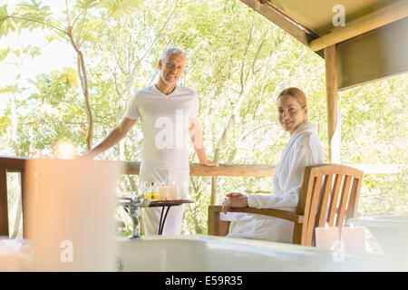 Paar erholsame zusammen im spa Stockfoto