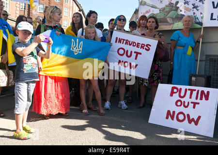 Kopenhagen, Dänemark. 24. Juli 2014.  Demonstranten versammeln sich vor der russischen Botschaft In Kopenhagen protestieren gegen was sie behaupten russische aggressive Störungen in der Ostukraine. Die Demonstration wurde von der Dänisch-ukrainischen Friendship Association und der dänischen konservativen Teil, die liberale Partei und der Sozialdemokratischen Partei (Regierungspartei in Regierungskoalition) Kredit organisiert: OJPHOTOS/Alamy Live News Stockfoto