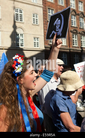 Kopenhagen, Dänemark. 24. Juli 2014.  Demonstranten versammeln sich vor der russischen Botschaft In Kopenhagen protestieren gegen was sie behaupten russische aggressive Störungen in der Ostukraine. Auf dem Foto eine junge Frau schreit antirussische Parolen und hält ein Poste. Die Demonstration wurde von der Dänisch-ukrainischen Friendship Association und der dänischen konservativen Teil, die liberale Partei und der Sozialdemokratischen Partei (Regierungspartei in Regierungskoalition) Kredit organisiert: OJPHOTOS/Alamy Live News Stockfoto