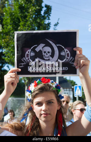 Kopenhagen, Dänemark. 24. Juli 2014.  Demonstranten versammeln sich vor der russischen Botschaft in Copenhagen protestieren gegen was sie behaupten russische aggressive Störungen im Osten der Ukraine. Auf dem Foto eine junge Frau hält eine eine Postercritising Russland. Die Demonstration wurde von der Dänisch-ukrainischen Friendship Association und der dänischen konservativen Teil, die liberale Partei und der Sozialdemokratischen Partei (Regierungspartei in Regierungskoalition) Kredit organisiert: OJPHOTOS/Alamy Live News Stockfoto
