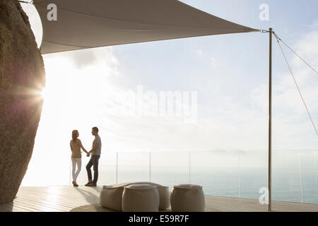 Paar auf modernen Balkon stehend Stockfoto