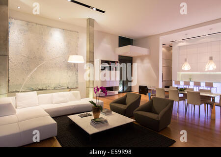 Sofa und Tisch in moderne Wohnzimmer Stockfoto