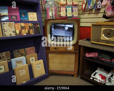 Antike TV zeigen, "Es ist A Wonderful Life" in einem Souvenirshop in Seneca Falls, NY, USA, 14. Juni 2014, © Katharine Andriotis Stockfoto