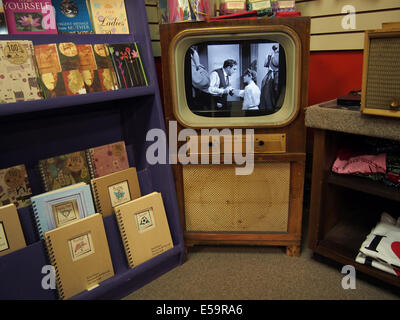 Antike TV zeigen, "Es ist A Wonderful Life" in einem Souvenirshop in Seneca Falls, NY, USA, 14. Juni 2014, © Katharine Andriotis Stockfoto