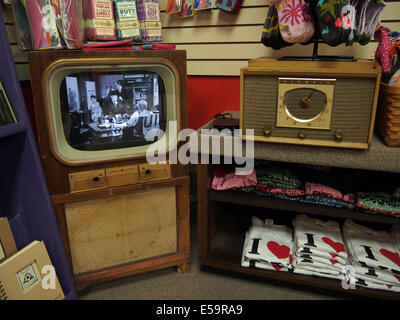 Antike TV zeigen, "Es ist A Wonderful Life" in einem Souvenirshop in Seneca Falls, NY, USA, 14. Juni 2014, © Katharine Andriotis Stockfoto