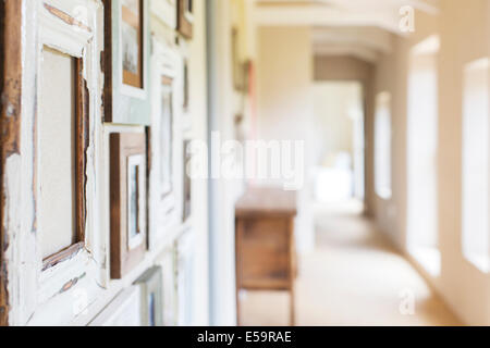 Dekorative Wand-Frames im rustikalen Flur Stockfoto