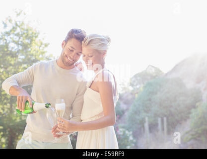 Paar, Champagner trinken im freien Stockfoto