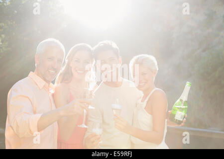 Freunde, toasten gegenseitig mit Champagner Stockfoto