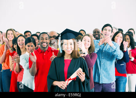 Publikum klatschte hinter glücklich Absolvent Stockfoto