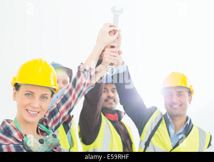 Porträt von Bauarbeitern, die Hand in Hand Stockfoto