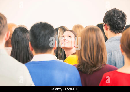 Selbstbewusste Frau, die in Menge nachschlagen Stockfoto